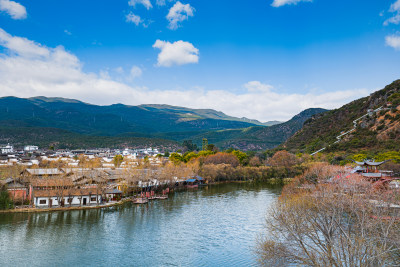 山水环绕的古朴村落景观