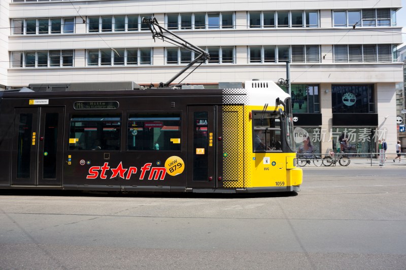 德国柏林路上的巴士