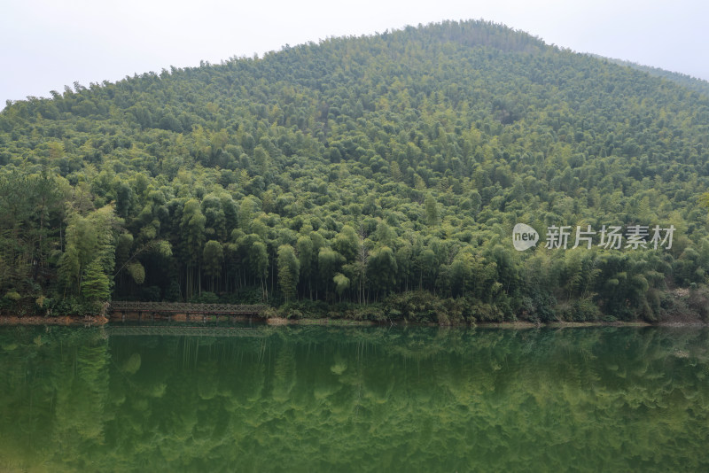 浙江湖州德清县上杨村静谧的湖光山色