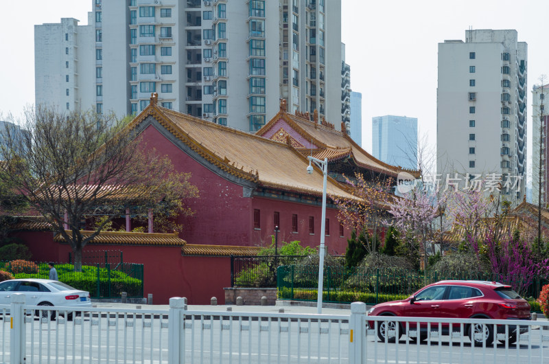 高楼环绕的青岛观音寺