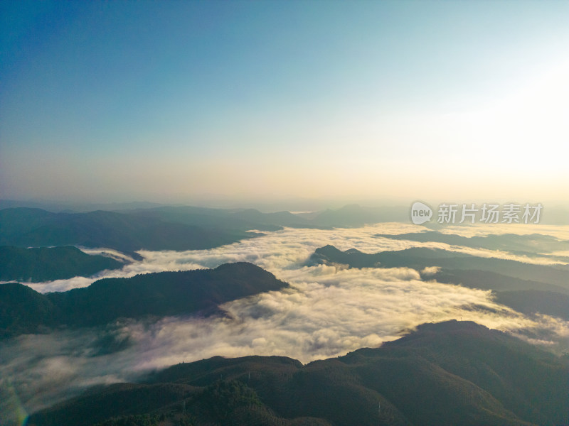 航拍日出时的高山和云海自然风光