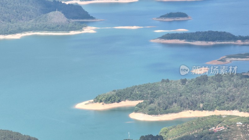 远景航拍湖水中的小岛湖岸百色澄碧河水库