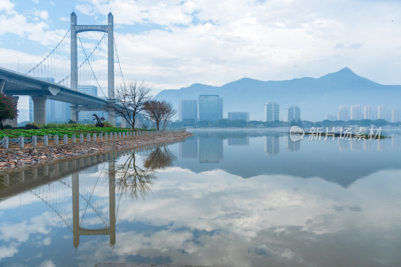 城市桥梁与山水倒影景观