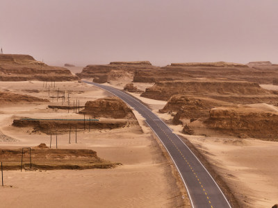 荒漠中的公路