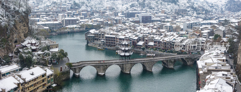 航拍东方威尼斯镇远古城雪景