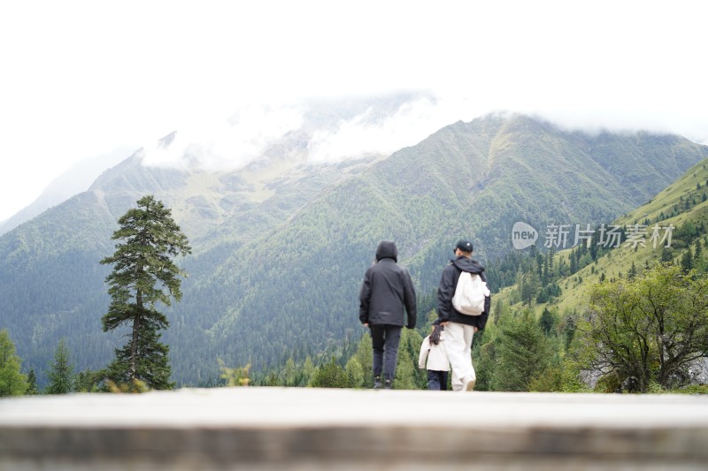 四姑娘雪山旅游的人