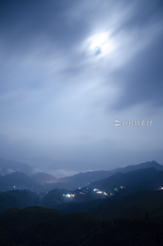 广西龙脊梯田 月夜山村 月光下的山峦