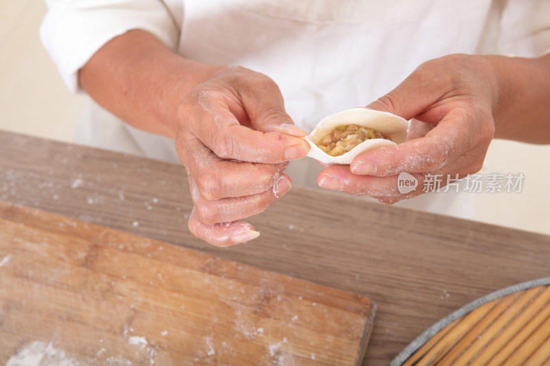 中国厨师正在制作节日的饺子