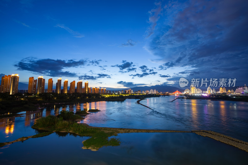 夕阳下的西双版纳城市剪影