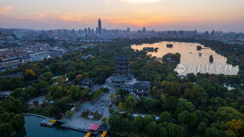 山东济南大明湖夜景航拍灯光