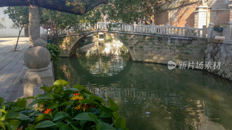 石桥下的小河风景