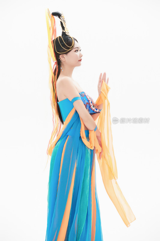 身着唐朝敦煌服饰跳飞天舞蹈的中国少女