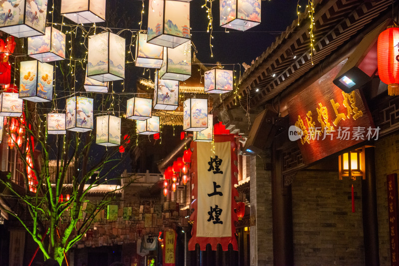 日照莒国古城夜景中式古建筑灯笼装饰