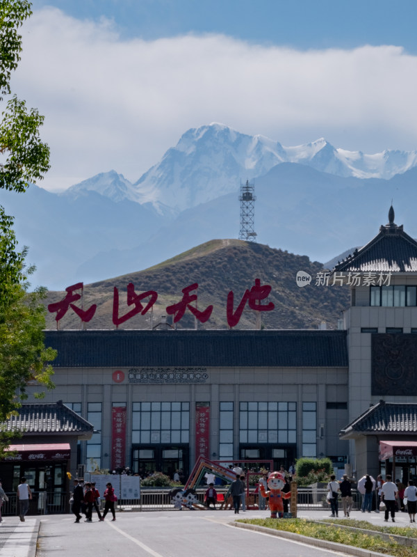 新疆天山天池夏季雪山湖面