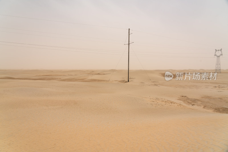 中国新疆塔克拉玛干沙漠中的电力设施