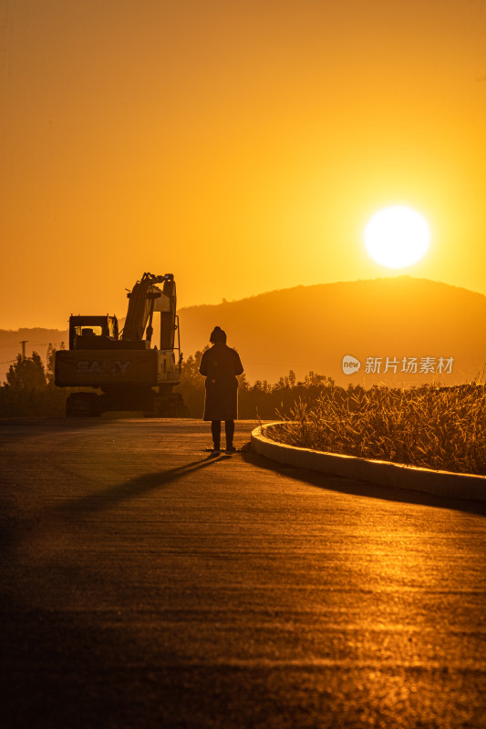 夕阳下道路上的景观