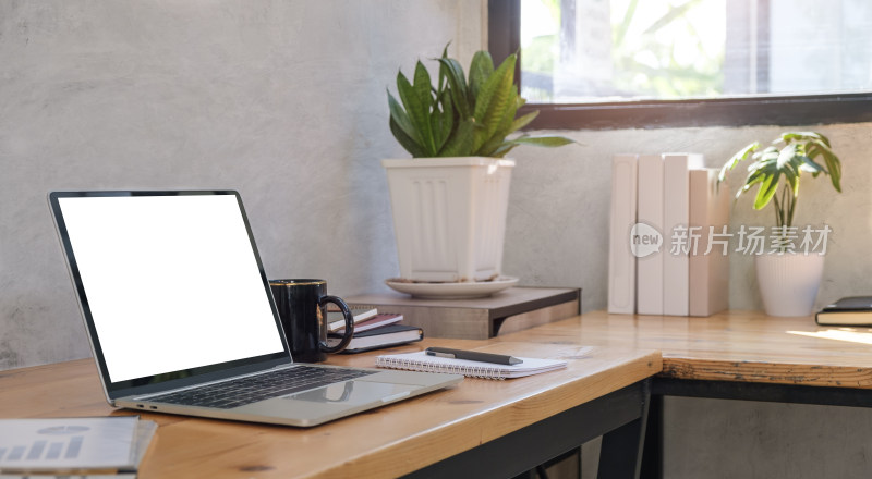 办公桌上的笔记本电脑及办公用品