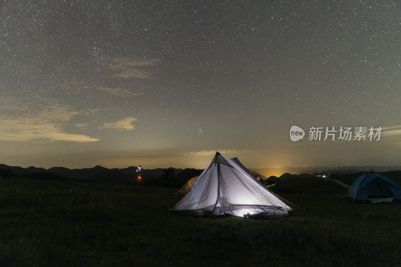 野外露营地帐篷与璀璨星空的夜景