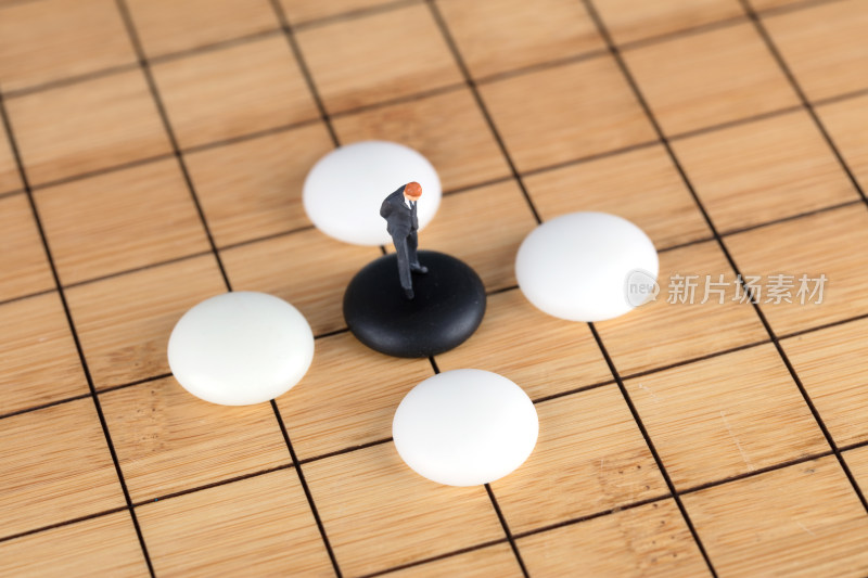 被围住的棋子和棋子上的商人