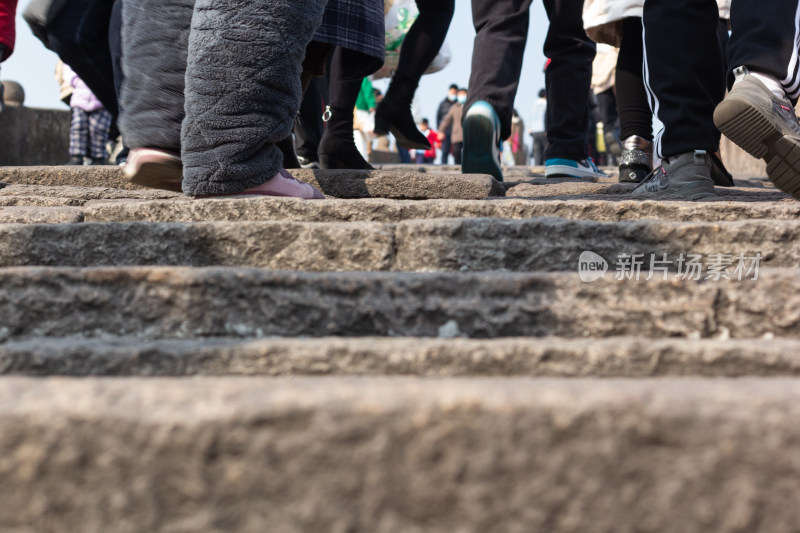 塘栖古镇古桥横跨水面，岸边传统建筑林立