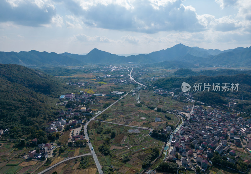 航拍蓝天白云下的青山河流稻田乡村风光