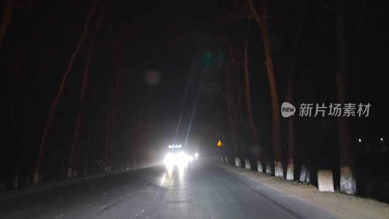 行驶在夜间道路