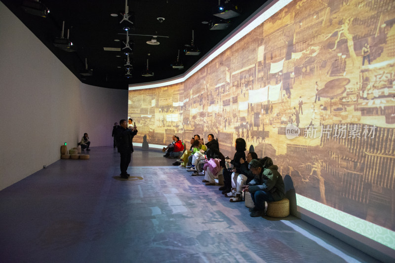 光影艺术厅内游客拍照场景
