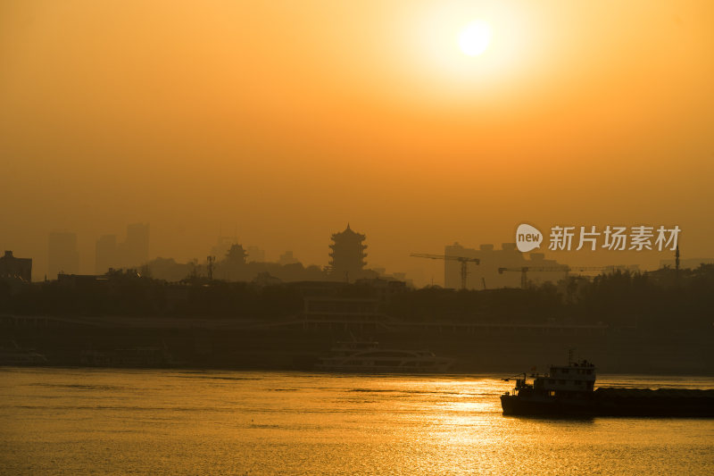 湖北武汉黄鹤楼城市剪影与江面交相辉映