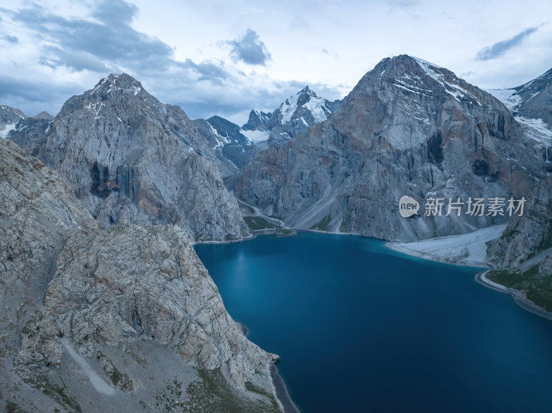 新疆北疆夏季乌孙古道天堂湖徒步高空航拍