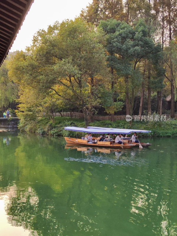 浴鹄湾湖畔中式建筑与山林景观