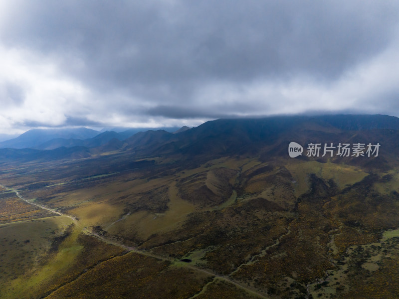 西北祁连山蓝天白云航拍图