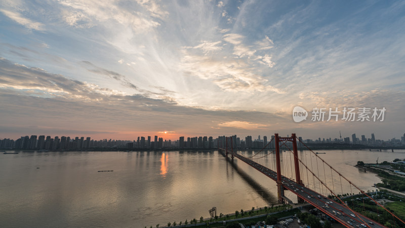 城市中横跨河流的红色大桥全景