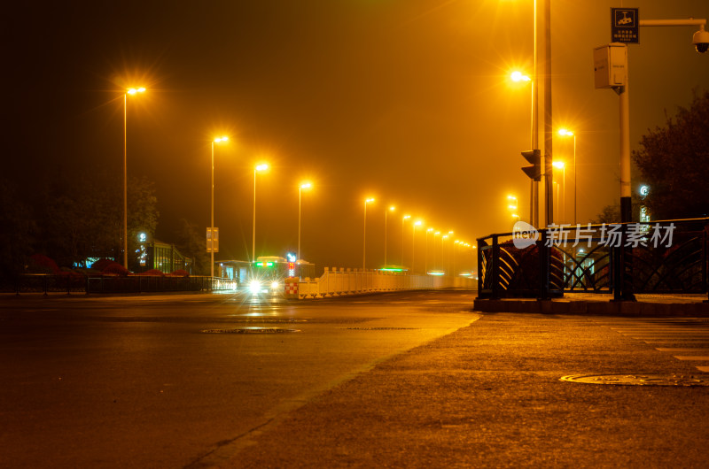 夜路和雾的秋天景观