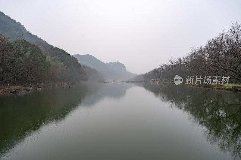 浙江丽水仙都高耸山崖宁静山水间的孤峰倒影