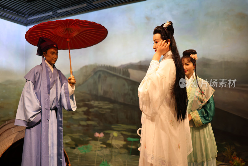 中国伞博物馆许仙与白娘子雕塑