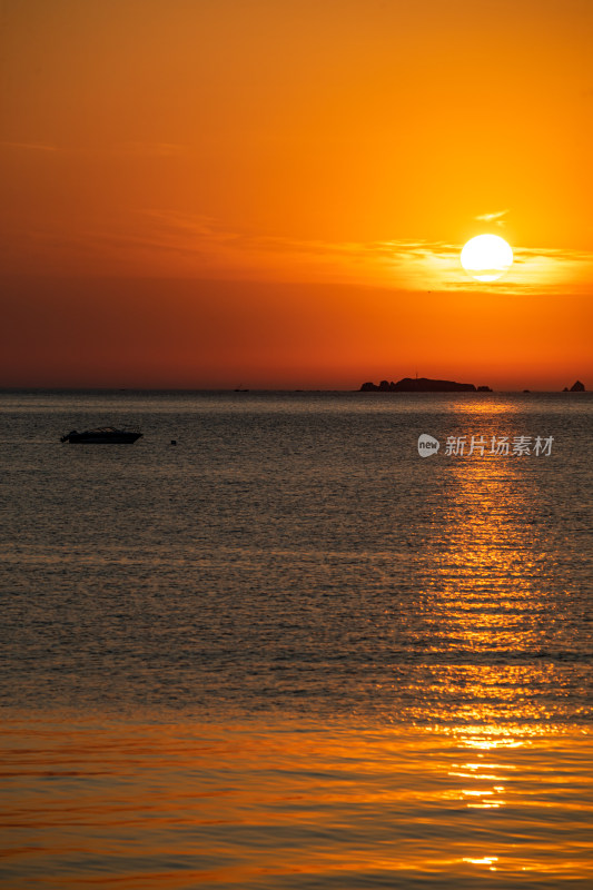 山东烟台第一海上浴场栈桥海上日出景观