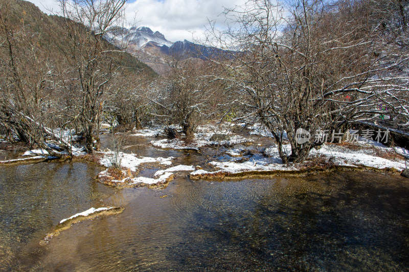 黄龙景区冬日雪山雪景溪流山间流水冰雪消融