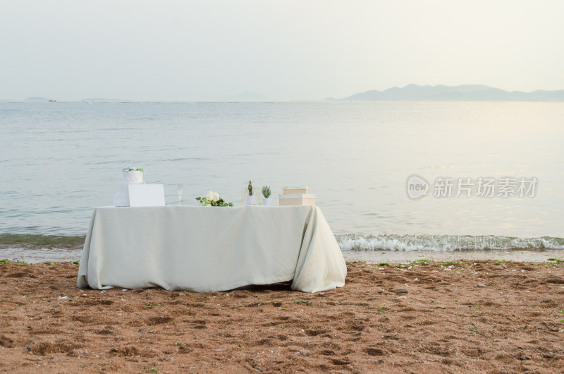 青岛太平角公园的海景，海边沙滩上的桌子