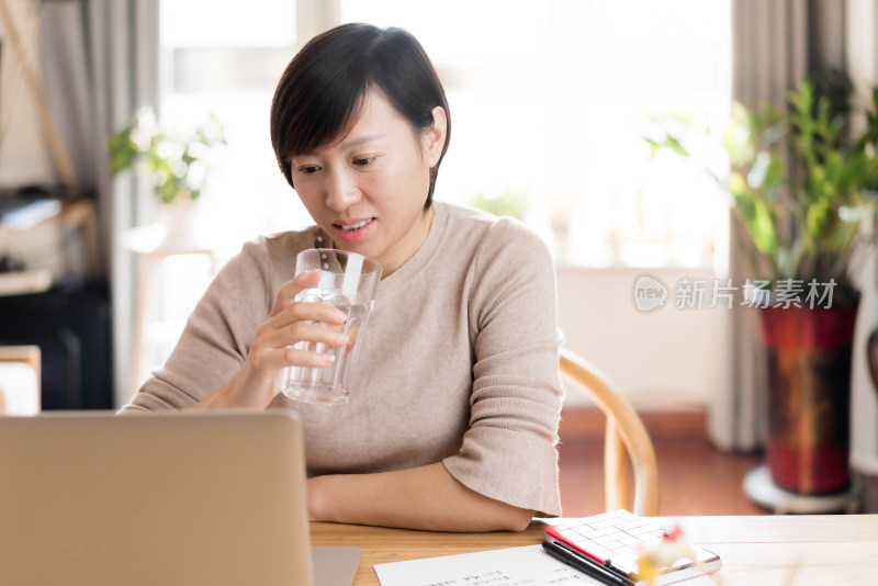 居家轻松办公的中国女性