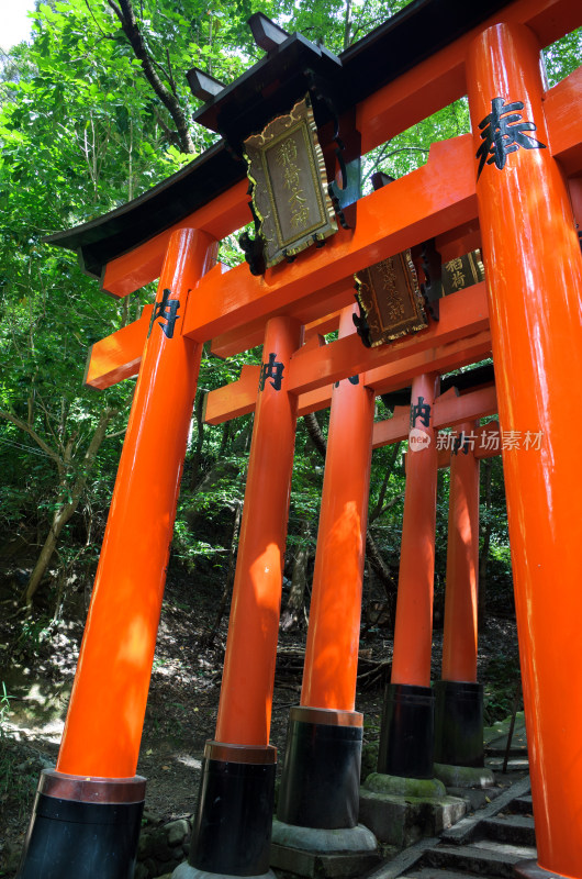 日本京都伏见稻荷大社的鸟居特写