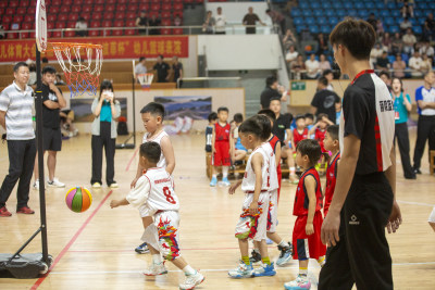 幼儿体育大会中的篮球对战