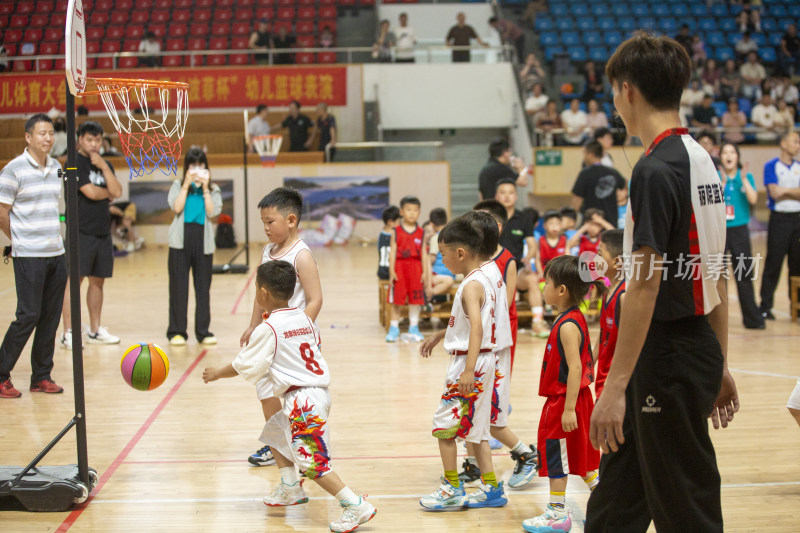 幼儿体育大会中的篮球对战