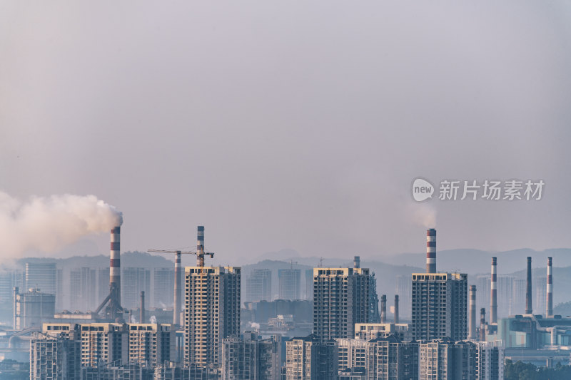 广西柳州市柳北区-住宅楼与工厂烟囱