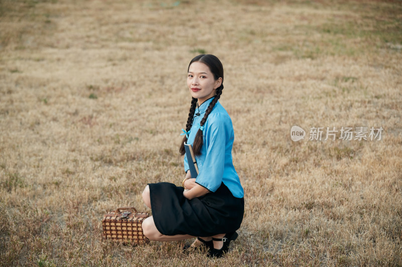 在古城身穿民国学生服饰的女大学生