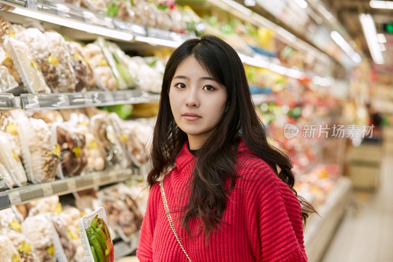 逛超市购物的亚洲美女