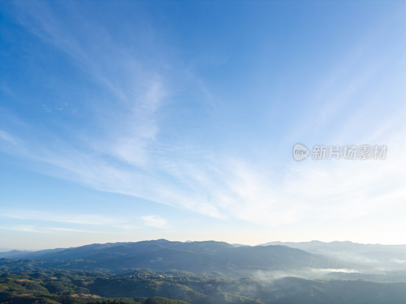 航拍蓝天白云下山峦叠翠的自然风光