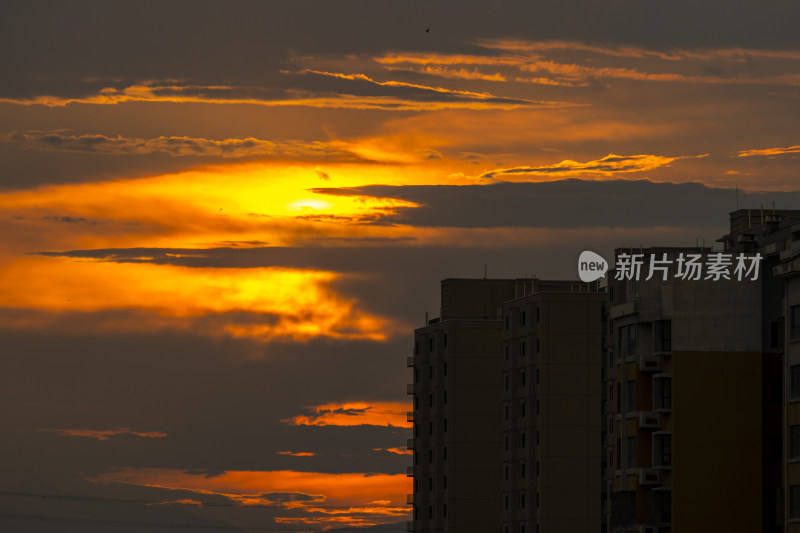 黄昏下的城市建筑，壮丽的火烧云景象