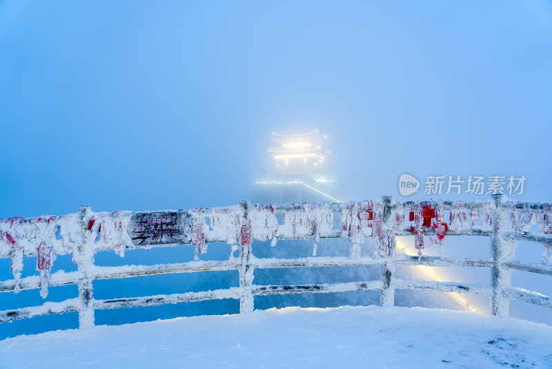 寒冷冬季大雪中悬挂的红色祈福牌