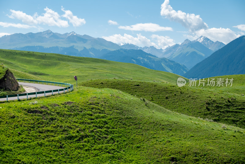 夏日，新疆喀拉峻大草原风光