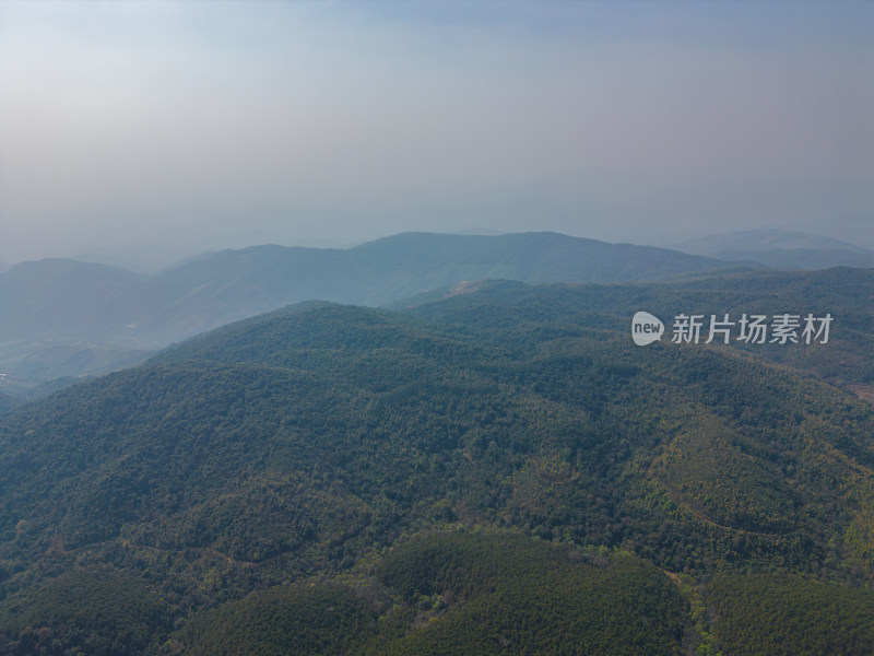 航拍郊外的山脉自然风光